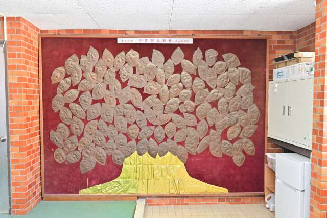 B.第50回卒業制作(体育館玄関).JPG B.第50回卒業制作(体育館玄関).JPG